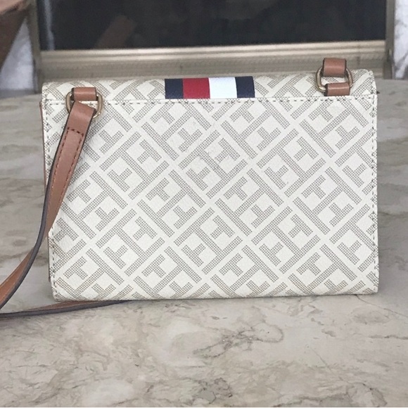Tommy Hilfiger Cross Body Wallet/Bag - Picture 2 of 6